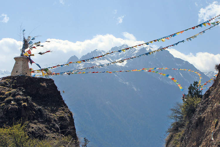 Au nord-ouest du Yunnan se trouve le massif du Kawa Karpo, l’une des principales montagnes sacrées tibétaines, résidence de la divinité tibétaine du même nom qui a fait serment de protéger le bouddhisme.