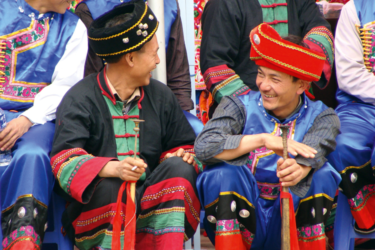 Le Yunnan jouit de la plus grande diversité ethnique de la Chine : dans les zones rurales, nous découvrons les bastions de 25 des 56 minorités officielles, facilement identifiables grâce à leurs costumes aux broderies et couleurs chatoyantes.