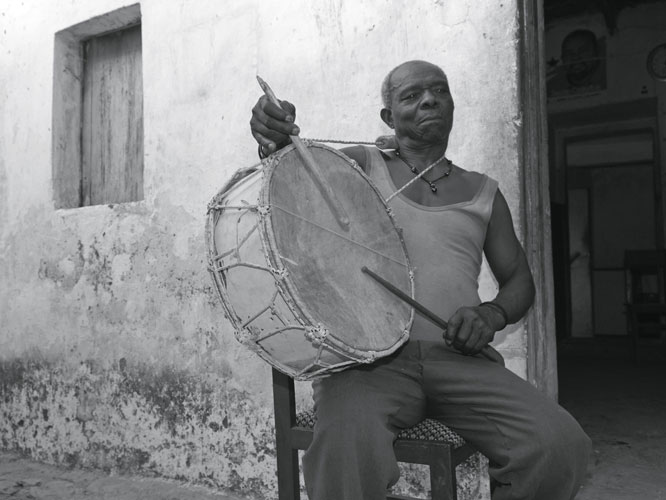 Chef de la <i>tabanka</i> de Falcão, Nha Body, un compagnon d’armes d’Amilcar Cabral, perpétue malgré son âge les cérémonies coutumières telles que la <i>festa de bandeiras</i> ou fête des drapeaux.