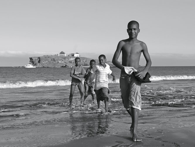 Le Cap-Vert a comme atout sa jeunesse : les moins de 15 ans représentent un tiers des 530 000 habitants de l’archipel. La scolarisation – obligatoire dès l’âge de 3 ans – y présente le taux le plus élevé d’Afrique.