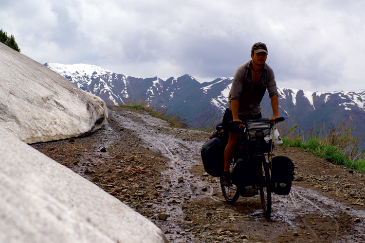 Lascension sur des pistes perdues du Kirghizistan, le franchissement des cols enneigs et la descente sur de la boue glissante combinent efforts intenses et sensations grisantes.