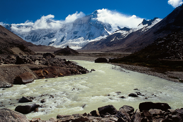 Le río Lácteo – « la rivière de Lait » –, issu du glacier Lácteo, tire son nom du calcaire qui trouble ses eaux.