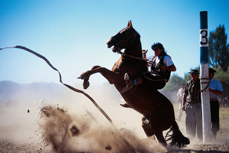  GobernadorCosta, dans la province de Chubut, la <i>jineteada</i> se pratique, comme dans le reste de lArgentine, tant lors de manifestations publiques que dans les fermes  loccasion du dbourrage des chevaux.