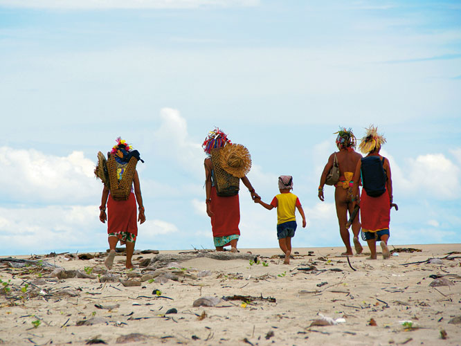 Les chamans, hommes et femmes, rentrent par la plage  Sigapokna aprs une nuit blanche de cure et de transes.