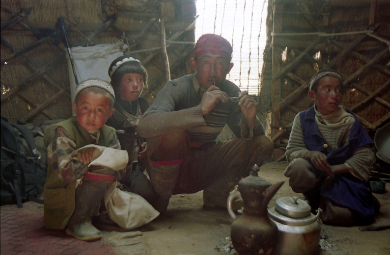 Ces jeunes Kirghizes, contrairement aux Wakhis sédentaires ismaéliens à l’ouest, cinq fois plus nombreux, sont des nomades sunnites. Les jeunes accomplissent quotidiennement de multiples tâches d’entretien du camp et surveillent leurs cadets. Non scolarisés faute d’école et de professeur, avides de rencontre, ils viennent ici partager le thé avec leurs hôtes voyageurs.