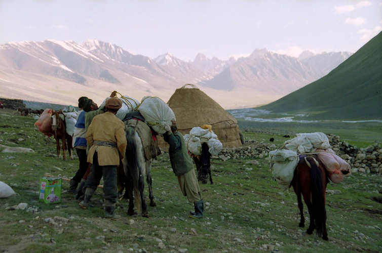 À l’aube, des marchands caravaniers venus de Faizabad, la capitale régionale du Badakhshan dont dépend le Wakhan, bâtent leurs chevaux avec du blé, du thé et des tissus qu’ils s’en vont vendre ou troquer dans les autres campements kirghizes. Dans leurs bagages, peut-être également de cet opium qui fait des ravages dans le Pamir, qu’en l’absence de médicament les Kirghizes utilisent comme antalgique avant d’en devenir parfois dépendants.