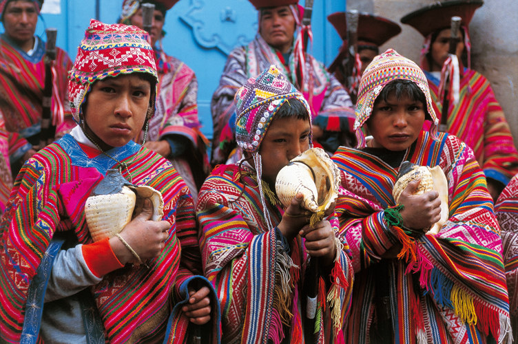 Enfants coiffs de <i>chulos</i> et jouant du <i>pututu</i>, conque du Pacifique qui servait  communiquer  travers la cordillre des Andes (Prou).