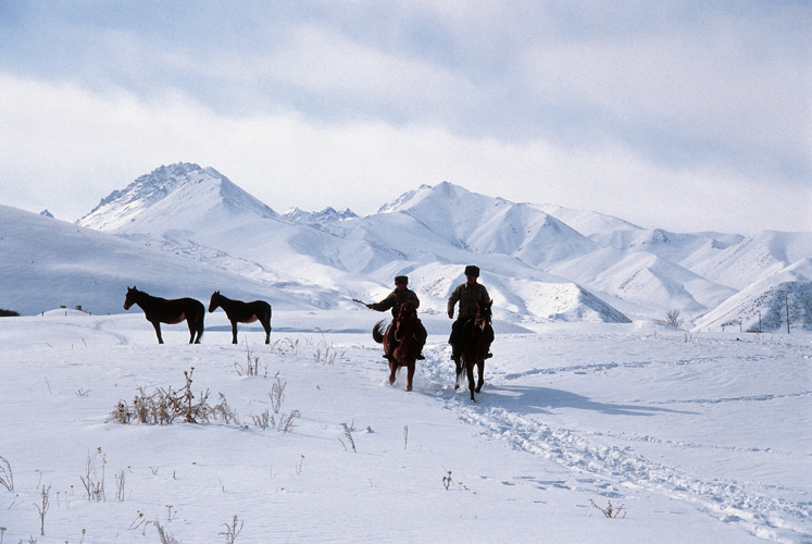 Cavaliers des Tian-Shan, l’hiver, en bordure de la plaine du Tchou, à proximité de Bichkek (Kirghizie).